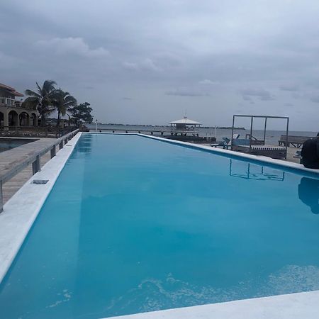 Coral View Beach Resort Утіла Екстер'єр фото