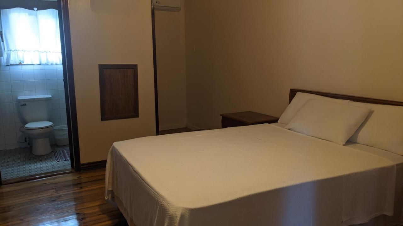 Coral View Beach Resort Утіла Екстер'єр фото