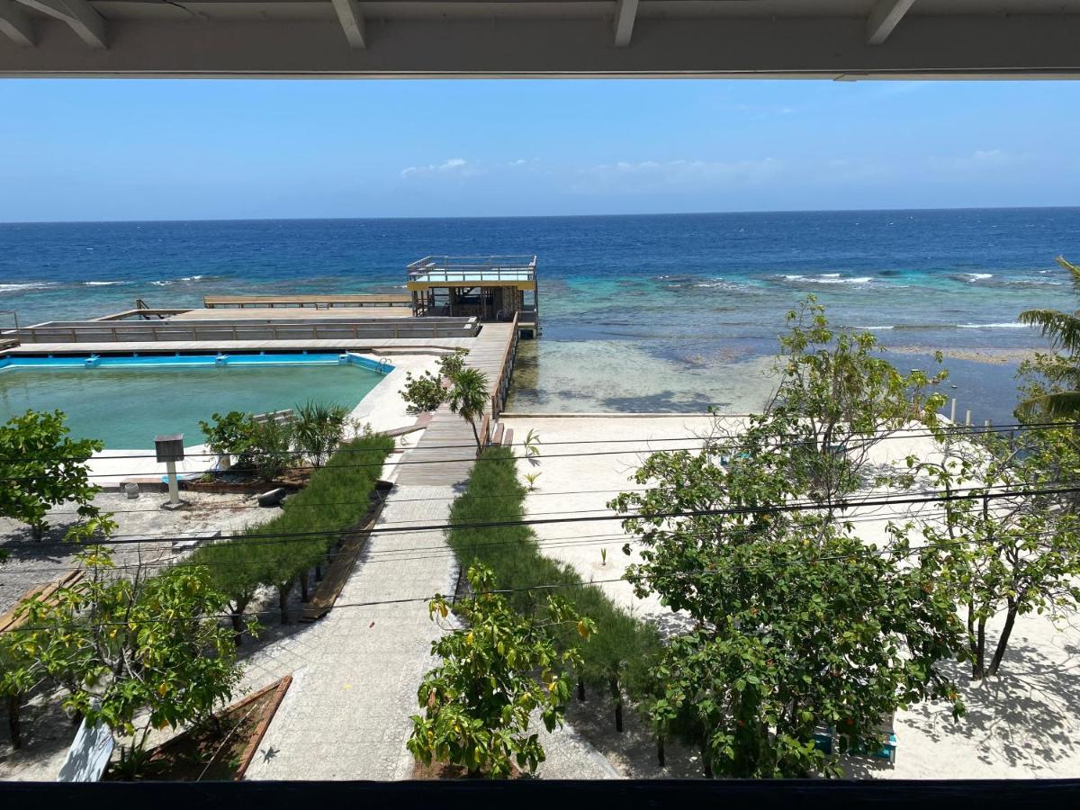 Coral View Beach Resort Утіла Екстер'єр фото