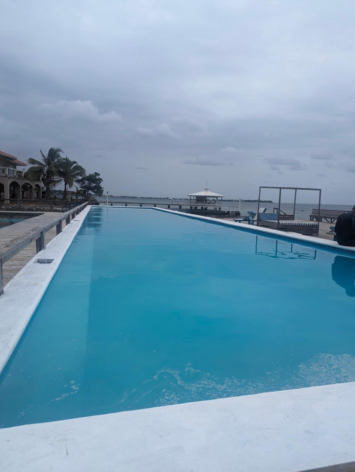 Coral View Beach Resort Утіла Екстер'єр фото