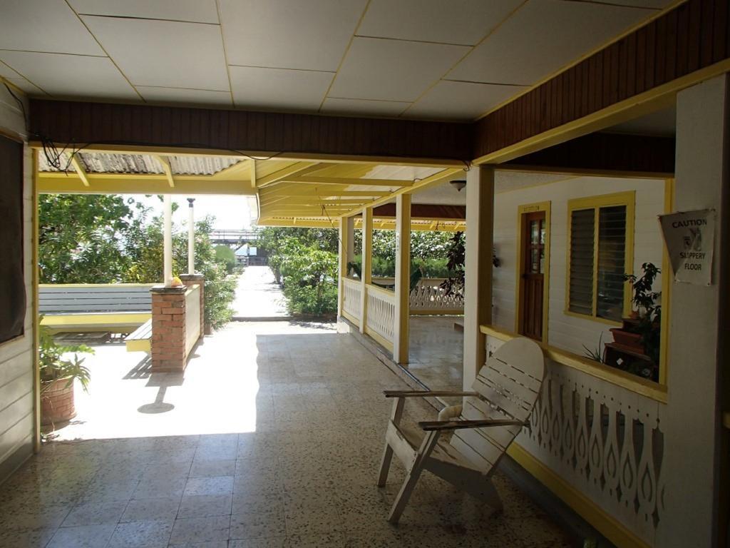 Coral View Beach Resort Утіла Екстер'єр фото