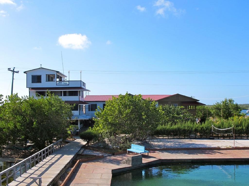 Coral View Beach Resort Утіла Екстер'єр фото
